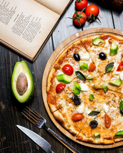 آووکادو در پیتزا، میوه‌ای مغذی و خوشمزه و نحوه‌ی استفاده از آن در تهیه پیتزا