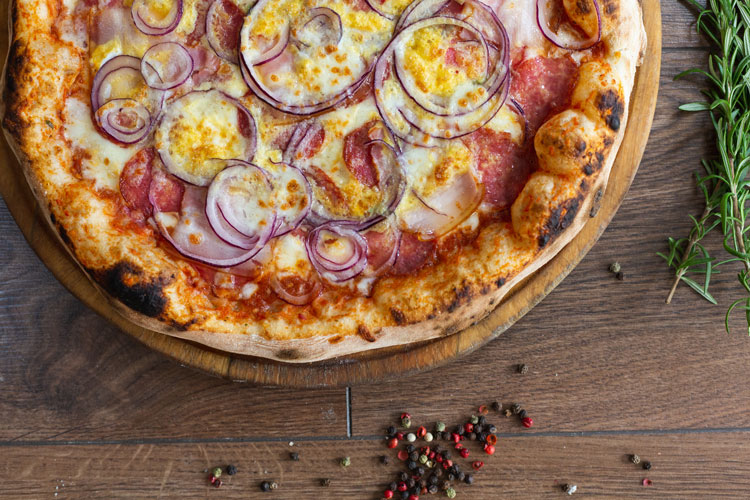 پیاز در پیتزا وعامل اصلی خوشمزگی انواع غذا‌ها
